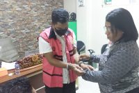 Mantan Kadis PKO Sikka YHVS alias HS mengenakan rompi tahanan Kejaksaan Negeri Sikka usai ditetapkan sebagai tersangka kasus sunat dana sertifikasi 