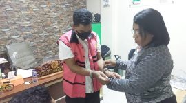 Mantan Kadis PKO Sikka YHVS alias HS mengenakan rompi tahanan Kejaksaan Negeri Sikka usai ditetapkan sebagai tersangka kasus sunat dana sertifikasi 