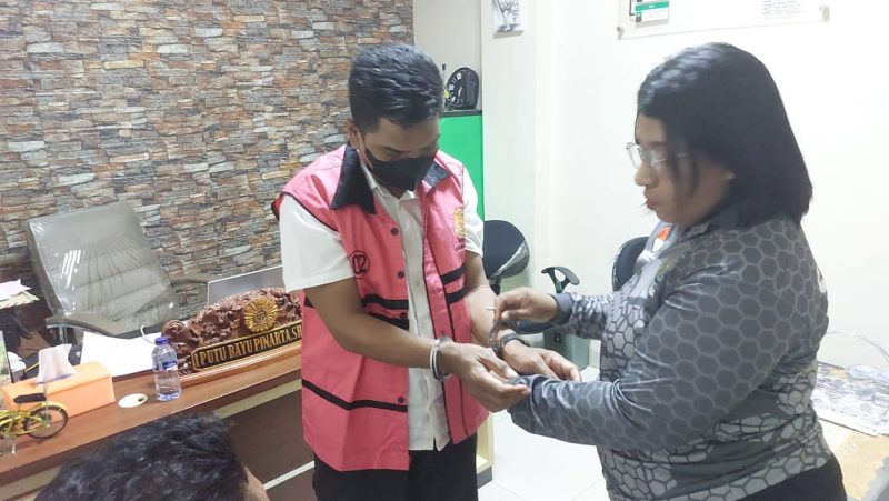Mantan Kadis PKO Sikka YHVS alias HS mengenakan rompi tahanan Kejaksaan Negeri Sikka usai ditetapkan sebagai tersangka kasus sunat dana sertifikasi 