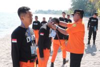 Kepala Basarnas Maumere Supriyanto Ridwan memasang tanda peserta lomba Mini SAR Challenge, Selasa (12/9)