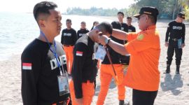 Kepala Basarnas Maumere Supriyanto Ridwan memasang tanda peserta lomba Mini SAR Challenge, Selasa (12/9)