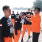 Kepala Basarnas Maumere Supriyanto Ridwan memasang tanda peserta lomba Mini SAR Challenge, Selasa (12/9)