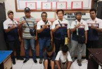 Tim Reskrim Polres Sikka bersama 2 pelaku teror panah yang ditangkap Selasa (19/9)