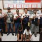 Tim Reskrim Polres Sikka bersama 2 pelaku teror panah yang ditangkap Selasa (19/9)