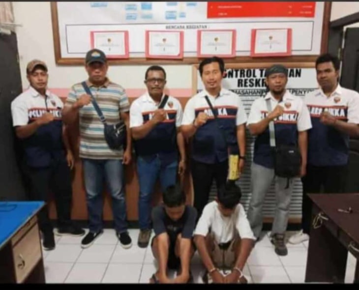 Tim Reskrim Polres Sikka bersama 2 pelaku teror panah yang ditangkap Selasa (19/9)