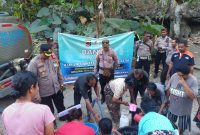 Kapolres Sikka AKBP Hardi Dinata terlibat langsung menyalurkan air minum bersih di Desa Bura Bekor, Jumat (22/9)