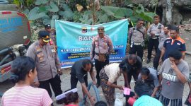 Kapolres Sikka AKBP Hardi Dinata terlibat langsung menyalurkan air minum bersih di Desa Bura Bekor, Jumat (22/9)