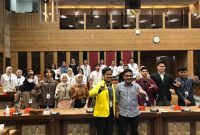 AHP pose bersama 100 mahasiswa magang usai memberikan materi politik sebagai profesi di Ruang Rapat Komisi X DPR RI Gedung Nusantara I Lantai 1, Senin (25/9)