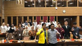 AHP pose bersama 100 mahasiswa magang usai memberikan materi politik sebagai profesi di Ruang Rapat Komisi X DPR RI Gedung Nusantara I Lantai 1, Senin (25/9)