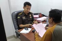 Pelimpahan tersangka dan barang bukti kasus sunat dana sertifikasi guru (foto: istimewa)
