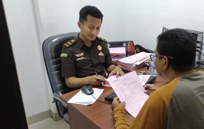 Pelimpahan tersangka dan barang bukti kasus sunat dana sertifikasi guru (foto: istimewa)