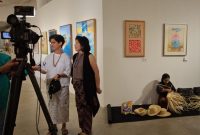 Ketua Panitia Pemeran Lukisan Helena Muljanto dan Ketua Yayasan Khow Kalbe Irawati Setiady (baju putih) sedang diwawancara media di lokasi pameran Art1: New Museum, Rajawali, Kemayoran, Jakarta Pusat (foto: istimewa)