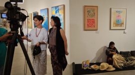 Ketua Panitia Pemeran Lukisan Helena Muljanto dan Ketua Yayasan Khow Kalbe Irawati Setiady (baju putih) sedang diwawancara media di lokasi pameran Art1: New Museum, Rajawali, Kemayoran, Jakarta Pusat (foto: istimewa)
