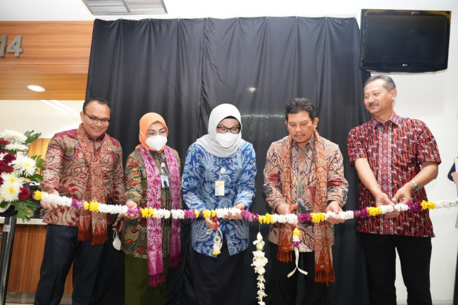 Dirut BPJS Kesehatan Ghufron Mukti melakukan launching Loket Pelayanan Informasi BPJS dan POROS di RSUP Dr Sardjito Sleman, Jumat (29/9)