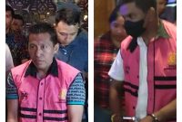 Dua tersangka kasus dugaan penggelapan dana sertifikasi mengenakan rompi berwarna pink