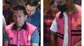 Dua tersangka kasus dugaan penggelapan dana sertifikasi mengenakan rompi berwarna pink