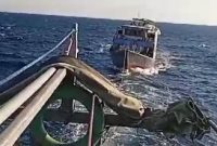 Kapal minyak sedang menarik KM Pemana Raya yang mengalami mati mesin di Perairan Pulau Besar, Rabu (6/9) 