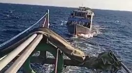 Kapal minyak sedang menarik KM Pemana Raya yang mengalami mati mesin di Perairan Pulau Besar, Rabu (6/9) 