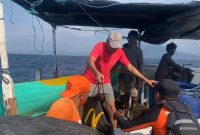 Tim SAR Gabungan evakuasi wisatawan lost contact di Pulau Komba Lembata, Kamis (14/9)