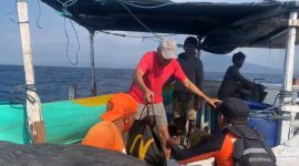 Tim SAR Gabungan evakuasi wisatawan lost contact di Pulau Komba Lembata, Kamis (14/9)