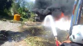 Regu Siaga Damkar memadamkan kebakaran di gudang penyimpanan oli bekas, Kamis (21/9) 