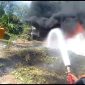 Regu Siaga Damkar memadamkan kebakaran di gudang penyimpanan oli bekas, Kamis (21/9) 
