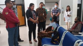 Sekreraris Dinas Kesehatan Sikka Dokter Mercy Parera bersama Kepala Bidang Mutu Layanan Kesehatan BPJS Maumere Praptadi Agung Sadyoga dan KTU RSUD TC Hillers Maumere Avelinus Marianus dalam program SiBling, Jumat (29/9)