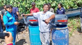 Ketua Kelompok Nelayan Pancasila Erwin Tunggal pose bersama 2 unit mesin tempel, Rabu (4/10)