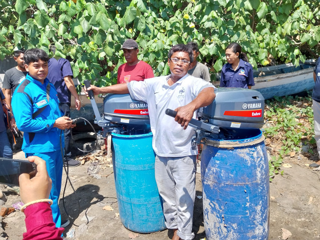 Ketua Kelompok Nelayan Pancasila Erwin Tunggal pose bersama 2 unit mesin tempel, Rabu (4/10)