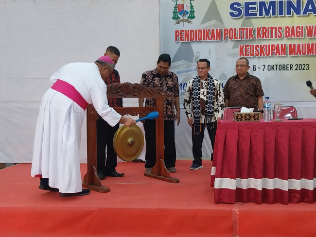 Uskup Maumere Mgr Martinus Edwaldus Sedu membuka kegiatan seminar pendidikan politik di Khaerubim Hall Center, Jumat (6/10)