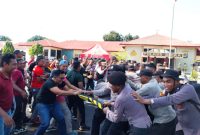 Demonstran dan pasukan keamanan terlibat aksi dorong-mendorong di Kantor KPU Sikka, Sabtu (7/10)