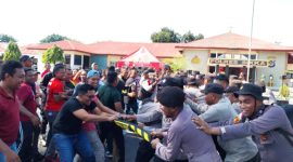 Demonstran dan pasukan keamanan terlibat aksi dorong-mendorong di Kantor KPU Sikka, Sabtu (7/10)
