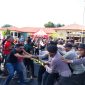 Demonstran dan pasukan keamanan terlibat aksi dorong-mendorong di Kantor KPU Sikka, Sabtu (7/10)