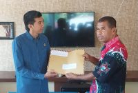 Ketua Jaringan HAM Sikka Siflan Angi menyerahkan surat tuntutan kepada Kasi Intelijen Kejaksaan Negeri Sikka I Puthu Bayu Pinarta, Senin (9/10)