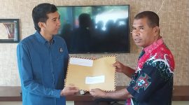 Ketua Jaringan HAM Sikka Siflan Angi menyerahkan surat tuntutan kepada Kasi Intelijen Kejaksaan Negeri Sikka I Puthu Bayu Pinarta, Senin (9/10)