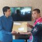 Ketua Jaringan HAM Sikka Siflan Angi menyerahkan surat tuntutan kepada Kasi Intelijen Kejaksaan Negeri Sikka I Puthu Bayu Pinarta, Senin (9/10)