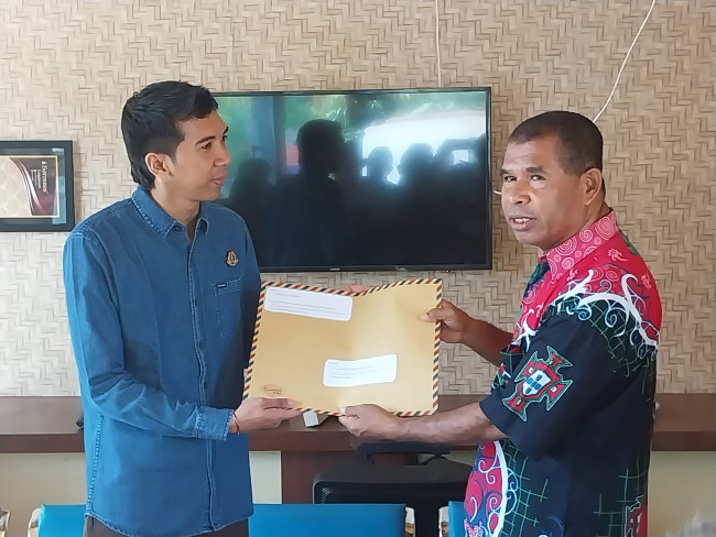 Ketua Jaringan HAM Sikka Siflan Angi menyerahkan surat tuntutan kepada Kasi Intelijen Kejaksaan Negeri Sikka I Puthu Bayu Pinarta, Senin (9/10)