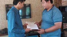 Pimpinan Cabang PT Garot Jaya Utama Septian Hadi Susilo menyerahkan surat pengaduan kepada Kasi Intelijen Kejaksaan Negeri Sikka I Puthu Bayu Pinarta, Senin (9/10) 