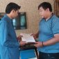 Pimpinan Cabang PT Garot Jaya Utama Septian Hadi Susilo menyerahkan surat pengaduan kepada Kasi Intelijen Kejaksaan Negeri Sikka I Puthu Bayu Pinarta, Senin (9/10) 
