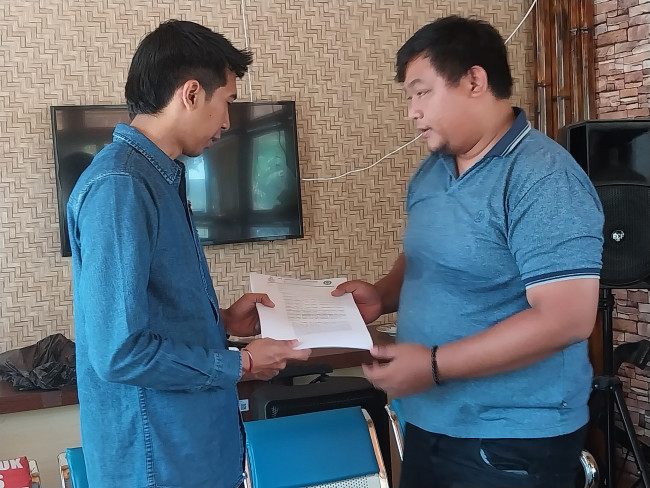 Pimpinan Cabang PT Garot Jaya Utama Septian Hadi Susilo menyerahkan surat pengaduan kepada Kasi Intelijen Kejaksaan Negeri Sikka I Puthu Bayu Pinarta, Senin (9/10) 