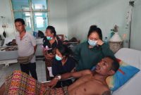 Yoseph Sufandi sedang dirawat di Ruang Dahlia RSUD TC Hillers Maumere, Jumat (13/10)