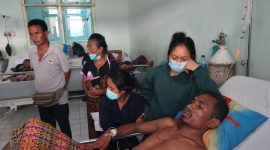 Yoseph Sufandi sedang dirawat di Ruang Dahlia RSUD TC Hillers Maumere, Jumat (13/10)