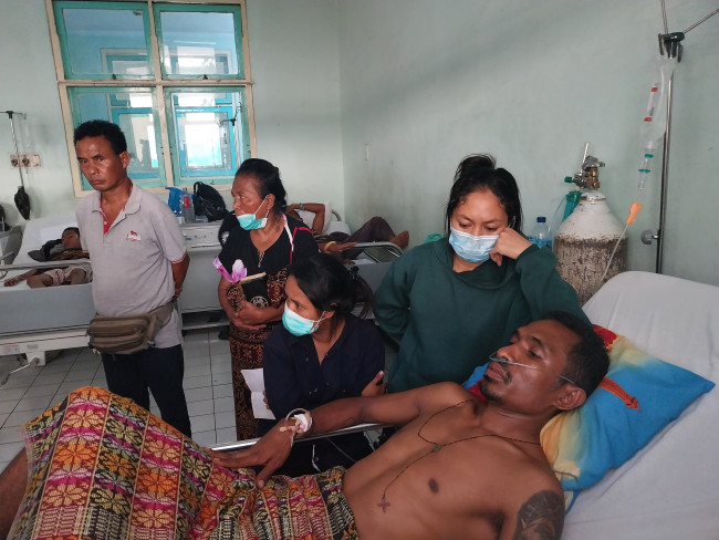 Yoseph Sufandi sedang dirawat di Ruang Dahlia RSUD TC Hillers Maumere, Jumat (13/10)