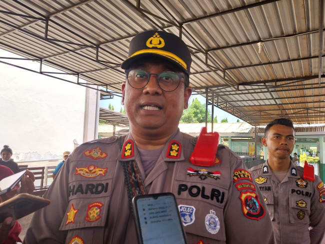 Kapolres Sikka AKBP Hardi Dinata usai mengunjungi warga korban peluru rekoset di RSUD TC Hillers Maumere, Jumat (13/10)