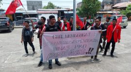 Aksi GMNI Sikka di Kantor Dinas PKO Sikka, Senin (16/10)
