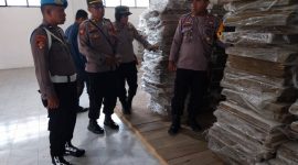 Kabag Ops Syafrudin memantau bilik suara di gudang penyimpanan KPU Sikka, Rabu (25/10)