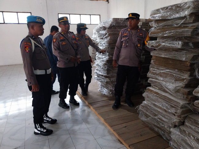Kabag Ops Syafrudin memantau bilik suara di gudang penyimpanan KPU Sikka, Rabu (25/10)