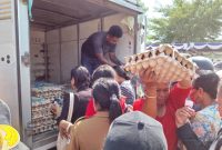 Suasana kegiatan Gerakan Pangan Murah di lapak penjualan telur ayam ras, berlangsung di halaman Kantor Bupati Sikka, Senin (30/10)