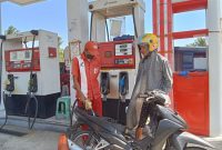 Pengisian BBM di SPBU Lingkar Luar di Kota Maumere, Senin (2/10)