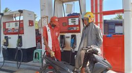 Pengisian BBM di SPBU Lingkar Luar di Kota Maumere, Senin (2/10)